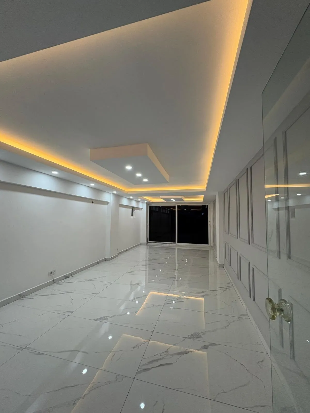 Gizli LED ışıklı asma tavan ve parlak zemin seramiği