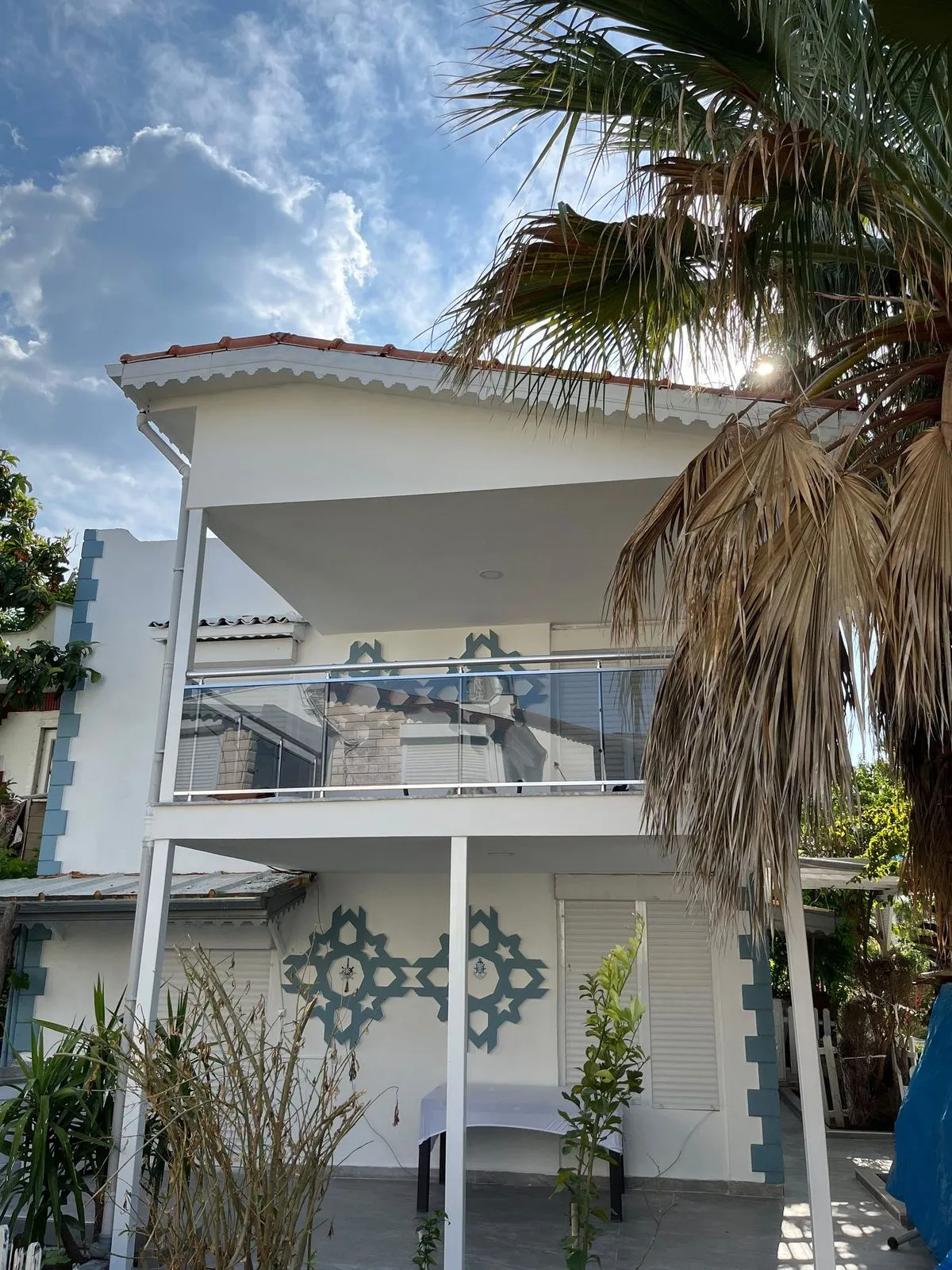 Bahçeli evin balkonu ve cephesi, yakından