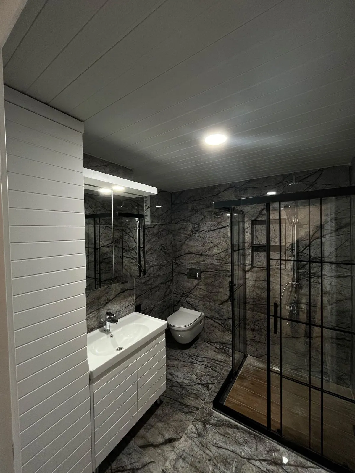 Mermer desenli banyo, kapıdan görünüm