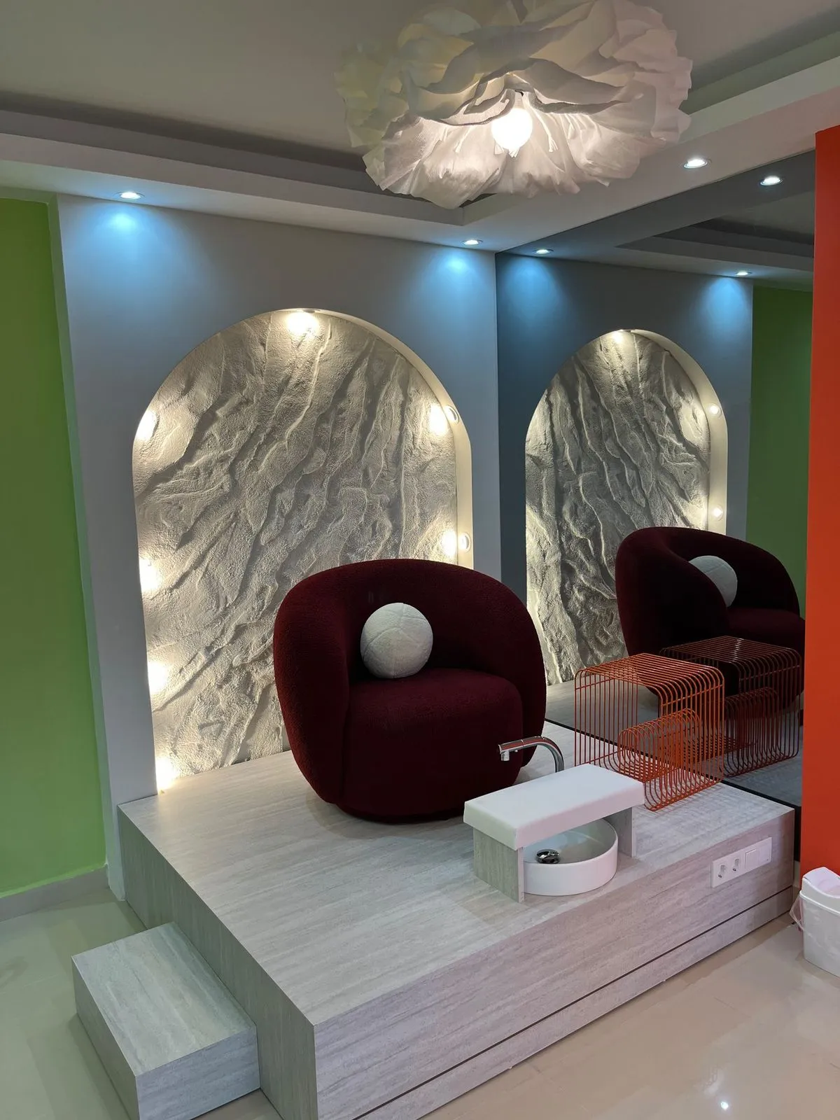 Yükseltilmiş platformda pedikür koltukları